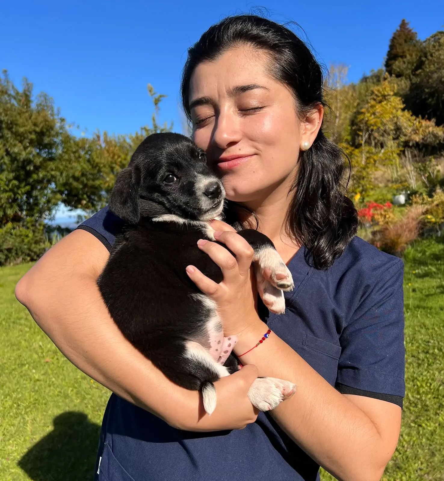 Javiera Villarroel con un cachorro en brazos, al aire libre